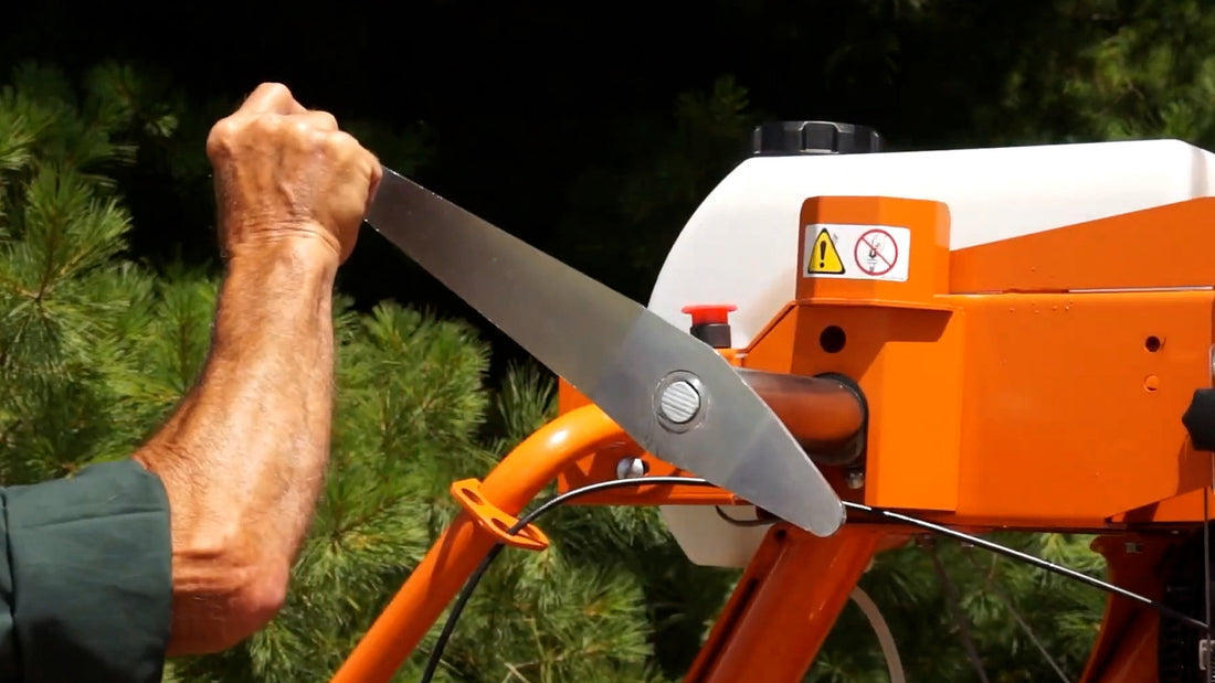 Auto-locking sawhead