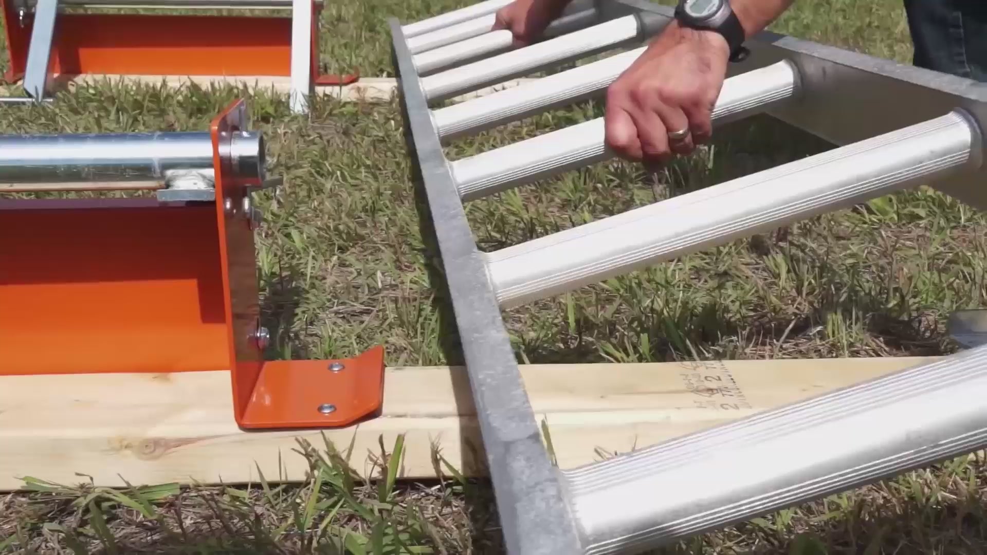 Load video: A bring your own chainsaw sawmill that is practical and easy to use | Feature