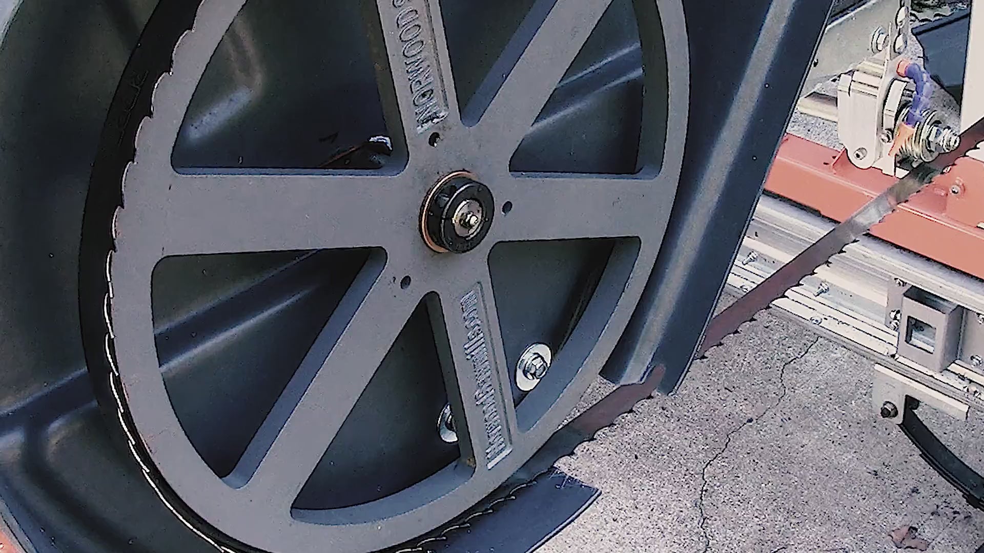 Load video: Huge cutting capacity and oversized bandwheels | Feature