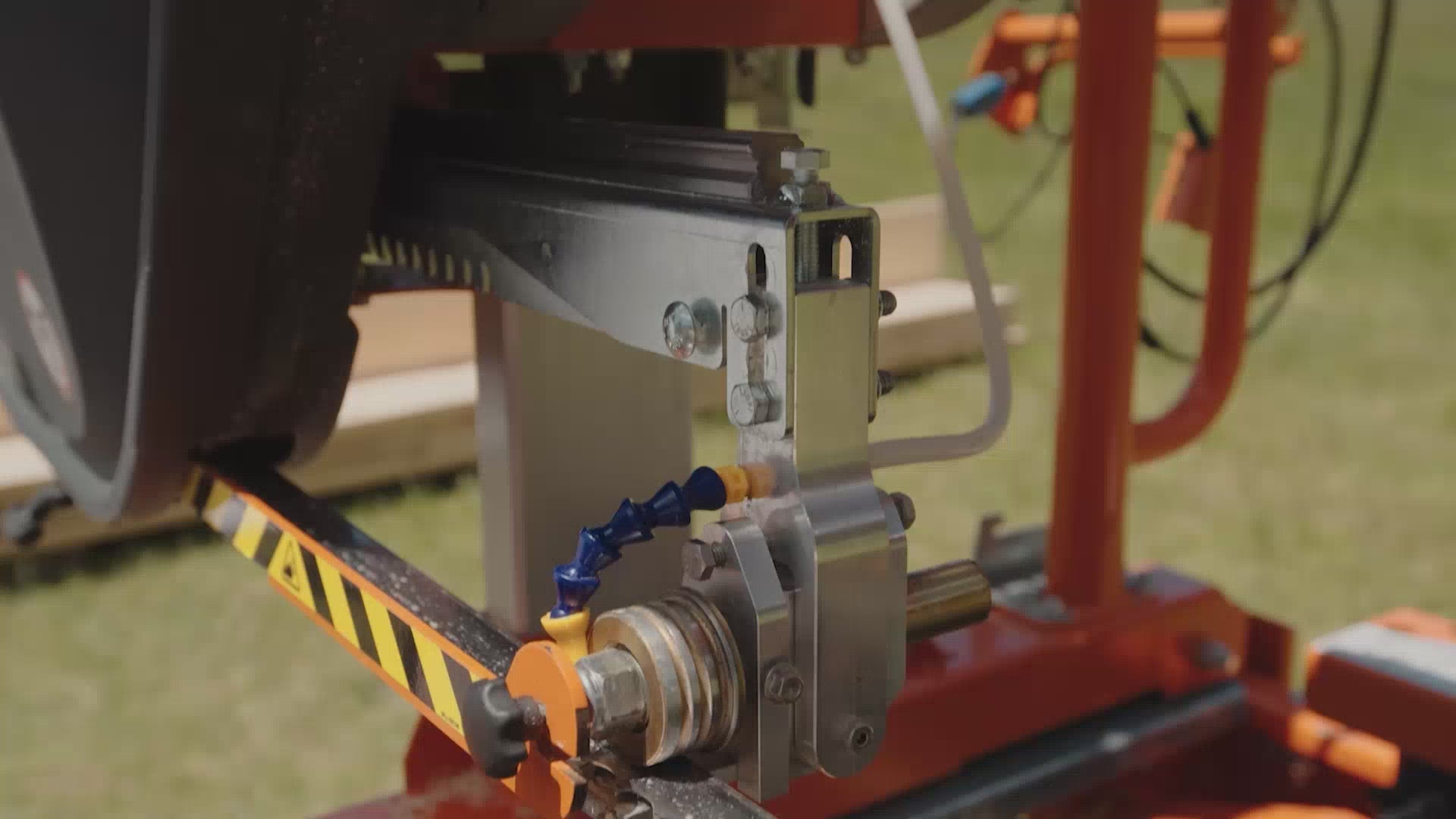 Load video: 4-Axis adjustable blade guide technology | Feature